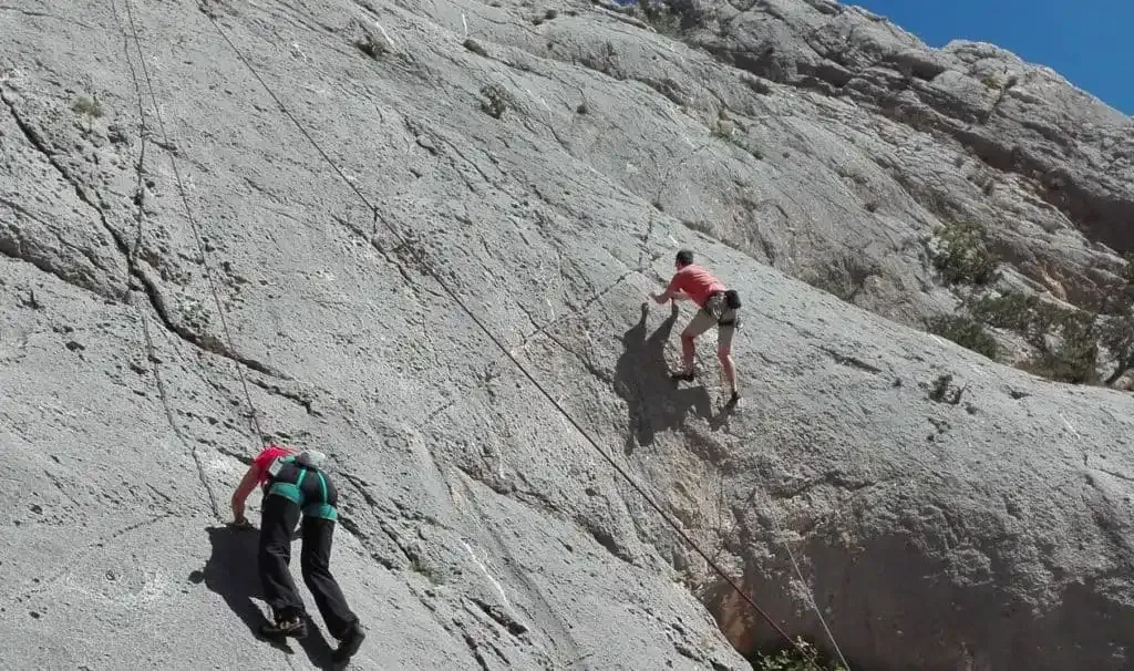 Arrampicata sulle pareti calcaree del Monte Tuttavista