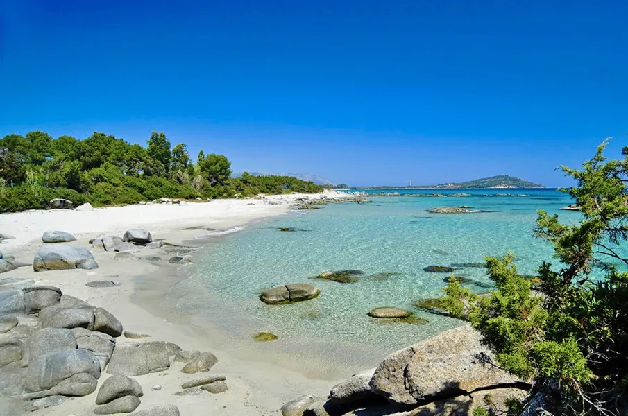 I graniti e l'acqua trasparente di Cala Ginepro