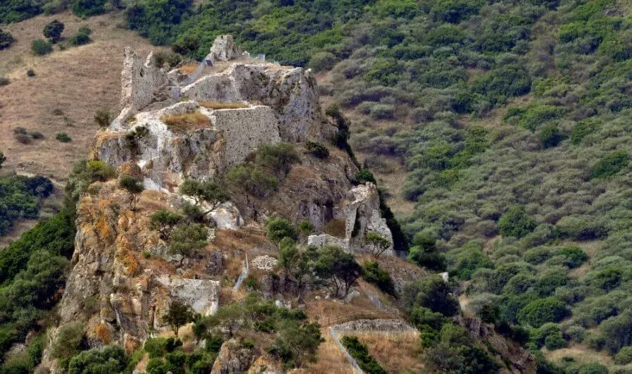 Le rovine del castello di Pontes (Malicas) sulla collina di Galtellì