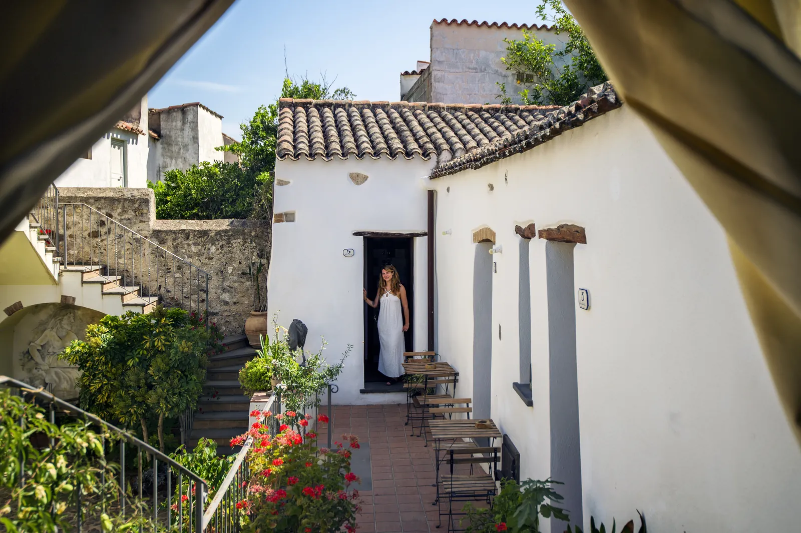 La corte dell'Albergo Antico Borgo con gli ospiti al tramonto